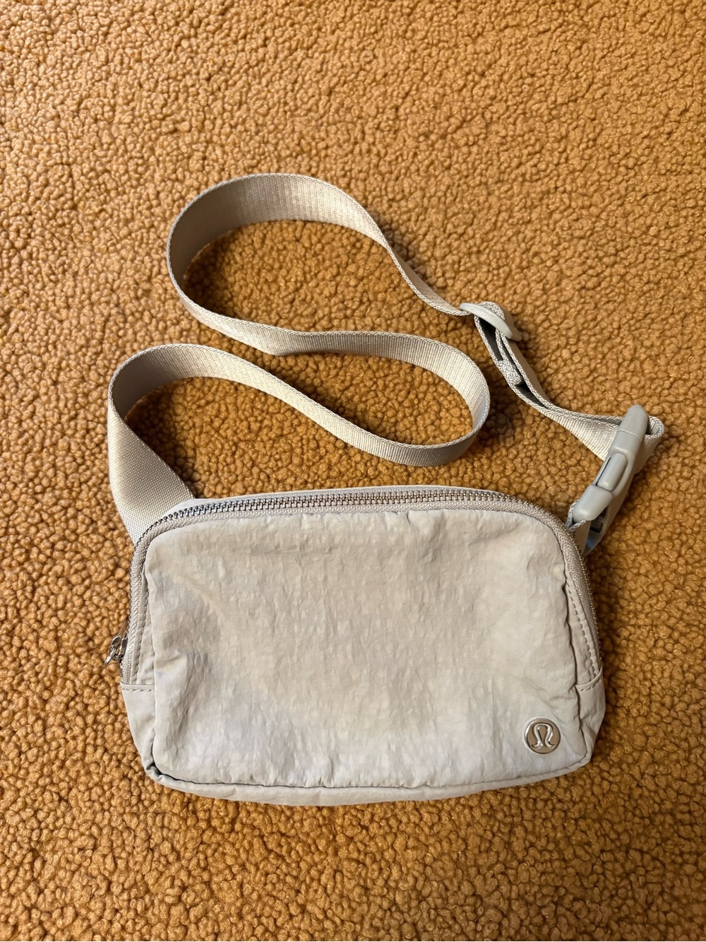 lululemon Everywhere Belt Bag 1L -White Opal
